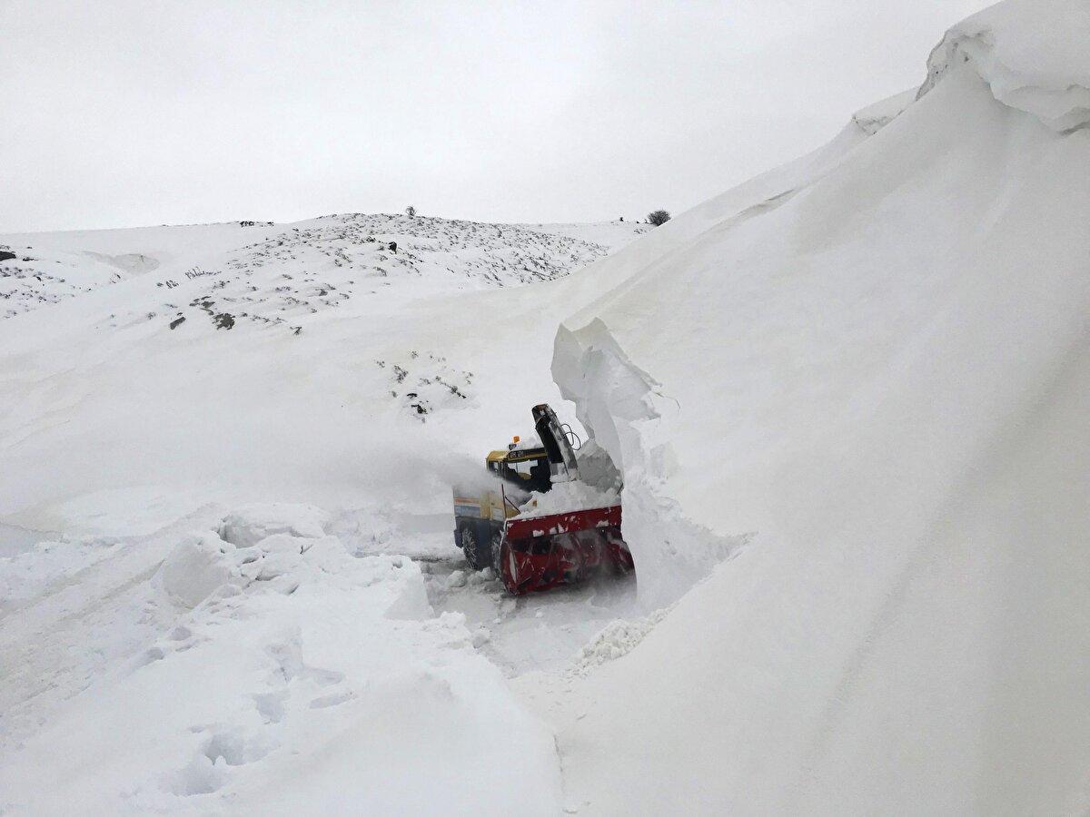 İş makinesi operatörü Osman Korkak, "İl Özel İdaresi ekipleri olarak köy ve mezra yollarımızı ulaşıma açıyoruz. Bazen 1 kilometrelik yolu, 2 saatlik çalışmayla ancak açabiliyoruz" diye konuştu.<br><br>