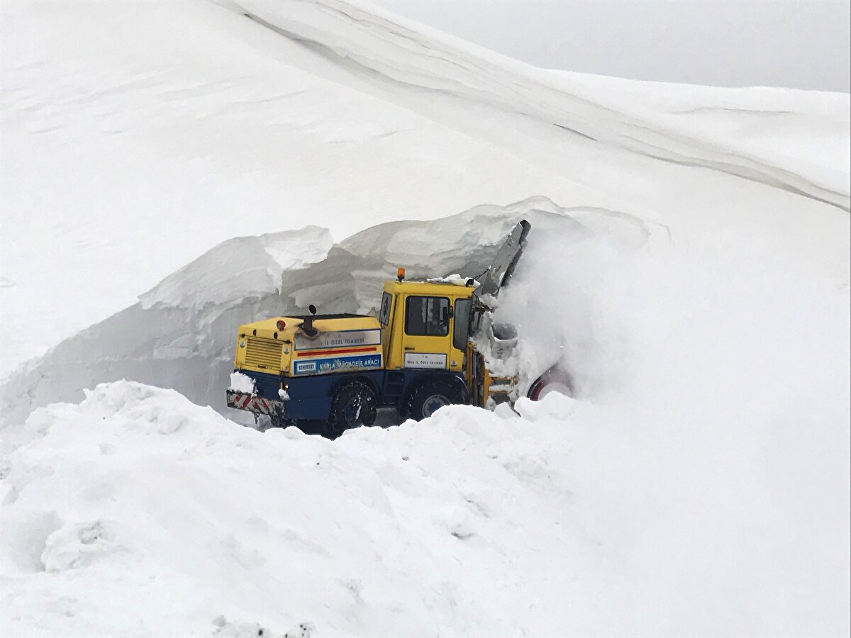 9 Aralık 2021'den itibaren 3 kez kapanan yolun 1 kilometresi, 2 saatlik çalışma ile açılıyor.<br><br>
