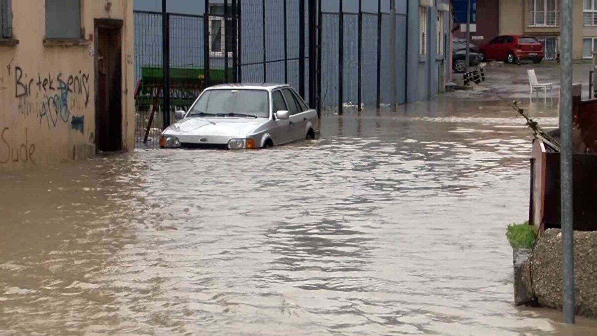 Dizdariye Mahallesi'den sokaklar, yağış sonrası sular altında kaldı.<br><br>Rögarlar taşınca, yollar göle döndü.