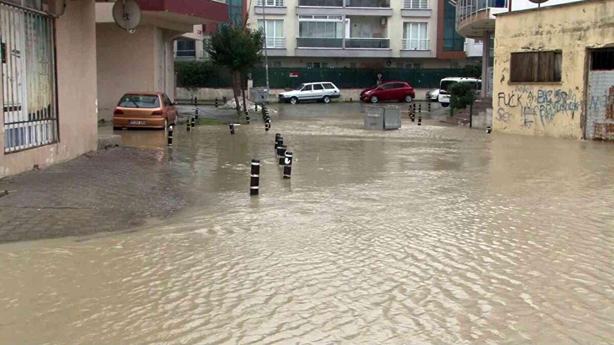 Su seviyesinin dakikalar ilerledikçe yükseldiği görüldü. Bir araç suya gömülürken, bazı dükkan ve evleri de su bastı.<br><br>