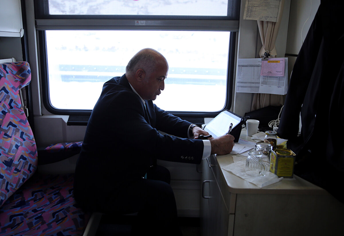 İstanbul, İzmir, Eskişehir ve Bursa’dan da düzenlenen turlarla Doğu Ekspresiyle seyahat etme imkânı bulduklarını kaydeden yolculardan Irmak Koç, “Muhteşem bir kış manzarası eşliğinde yolculuğumuz devam ediyor. Erzincan’dan Kars’a kadar devam edecek. Çok güzel, eğlenceli bir yolculuk oluyor. Güzel güzel fotoğraflar çekme imkanı buluyoruz” dedi.<br>