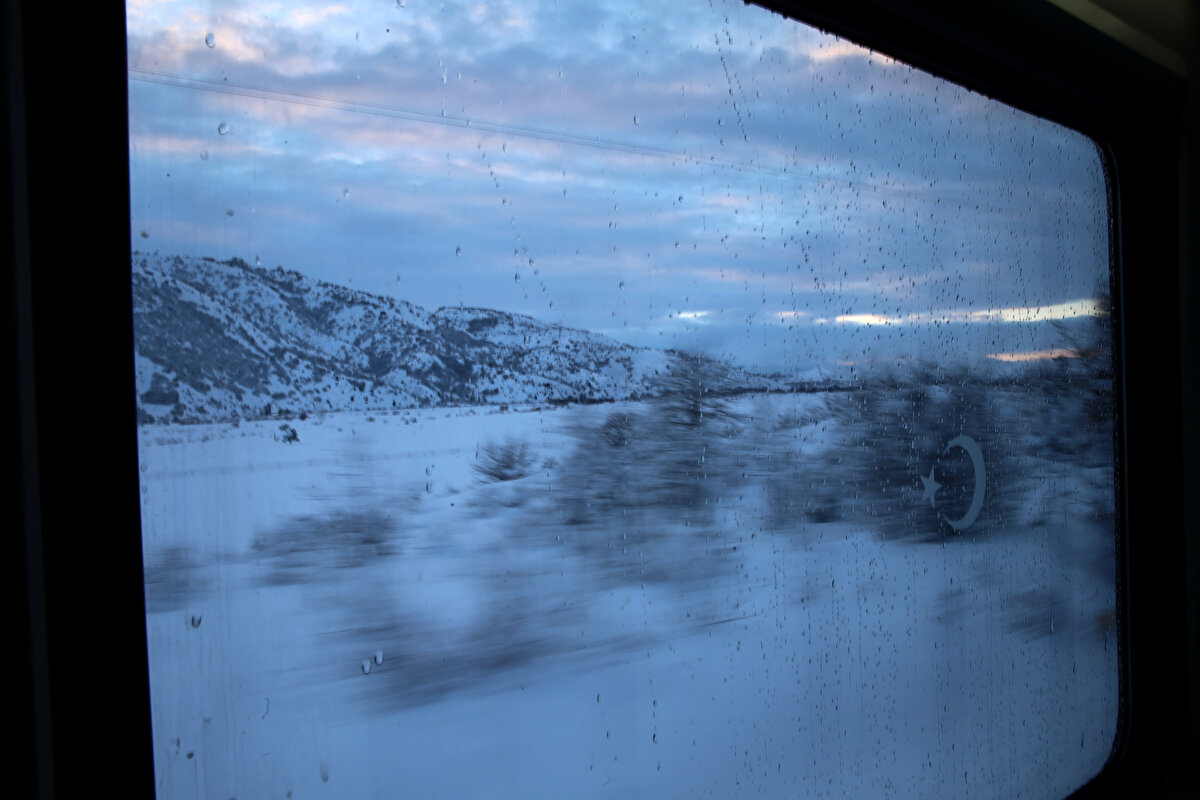 Erzincan’a Burdur’dan gelen fotoğraf ve drone tutkunu İsmet Arçin, Nazım Özdemir ve Adem Albayrak isimli 3 arkadaş, “Erzincan’a foto maraton için geldik. Burada da özellikle Doğu Ekspresini ve yaban hayatını çekmek istedik. Bu trenin geçtiği Kemaliye, İliç, Kemah ilçelerinde Bağıştaş İstasyonunda çok güzel kareler ortaya çıktı” ifadelerine yer verdi.<br>