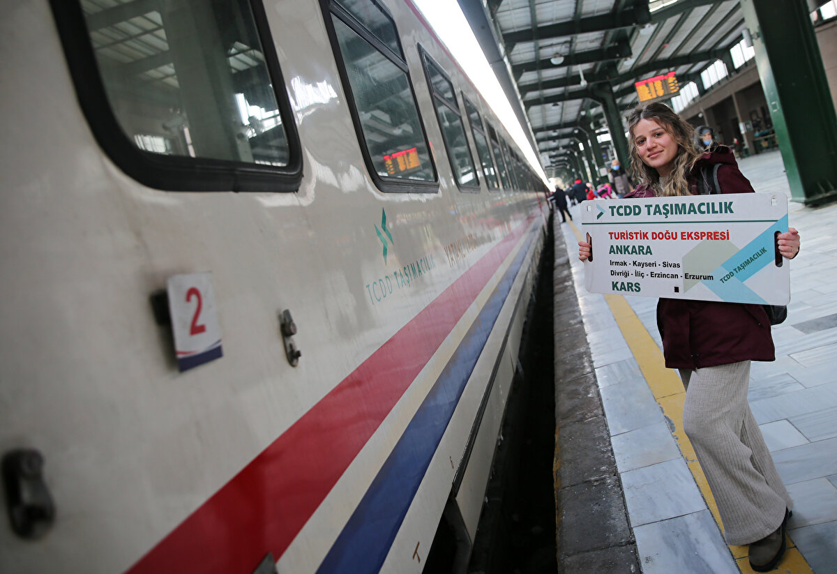 Doluluk oranı yarıyıl tatili sonuna kadar yüzde yüze ulaşan Doğu Ekspresi, güzergâhta bulunan illerdeki turizmcilerin de yüzünü güldürüyor.