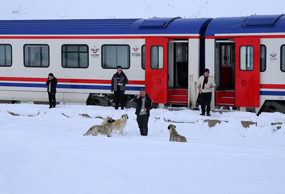TCDD Taşımacılık AŞ Genel Müdürlüğünün en uzun rotalarından biri olan ve Avrupa’da ilk 10 rota içerisinde bulunan Ankara-Kars hattında her gün hizmet veren Doğu Ekspresi ile seyahat etmek isteyenler, yurdun dört bir yanından hatta yurt dışından gelip Ankara`dan Doğu Ekspresi ile Kars`a gidiyor.<br>
