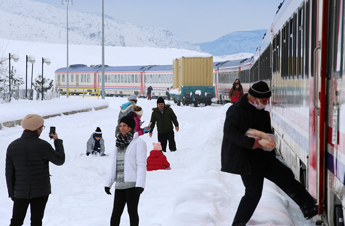 Doğu Ekspresi Ankara-Kars arasındaki seferini yaklaşık 26 saat içerisinde tamamlamaktadır.<br>