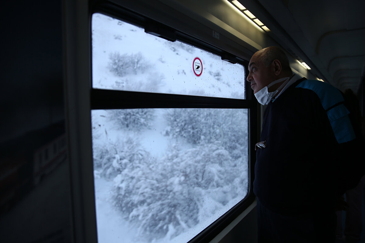 Ankara’dan yola çıkıp Erzincan Garında mola veren tren yolcuları adeta bir kış masalı yaşadıklarını kaydetti.<br>