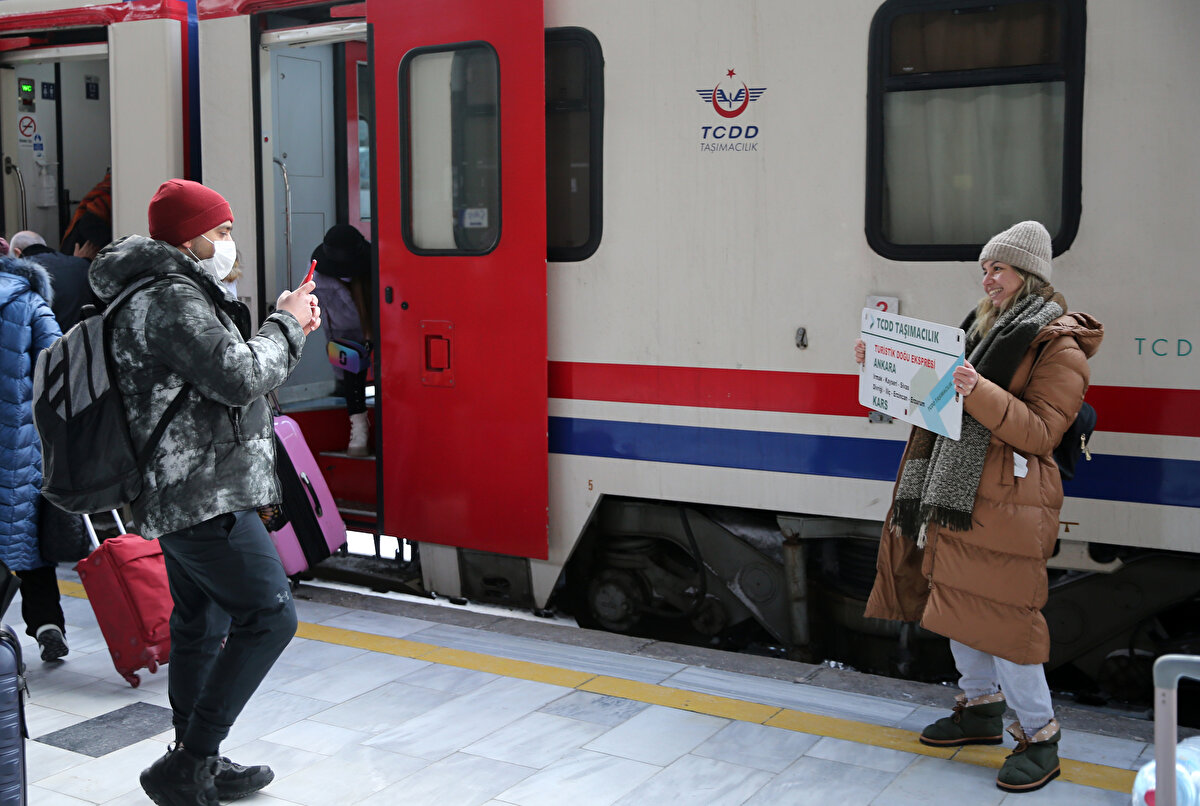 Doğu Ekspresiyle Türkiye`nin 81 ilinden insanlar Ankara- Kayseri- Sivas- Erzincan- Erzurum- Kars güzergâhını görmek için akın akın gelmeye devam ediyor.