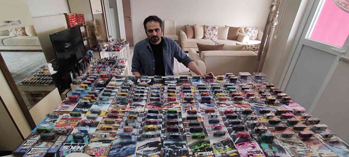 Bu işe çocuğunun doğum gününde ona oyuncak almakla başladığını ifade eden Volkan Özvatan, "Bu araçları Türkiye'nin farklı illerinden ve dünyanın farklı ülkelerinden topladım. Eşim rahatsızlanınca hayır işine de girdim. Sosyal medyada parola 1.64 diye grup kurduk, burada açık artırma yaparak, bana gönderilen araçları satıp alan kişilerin bana para ödemek yerine hayır kurumlarına yardım yapmasını istiyorum.<br><br>