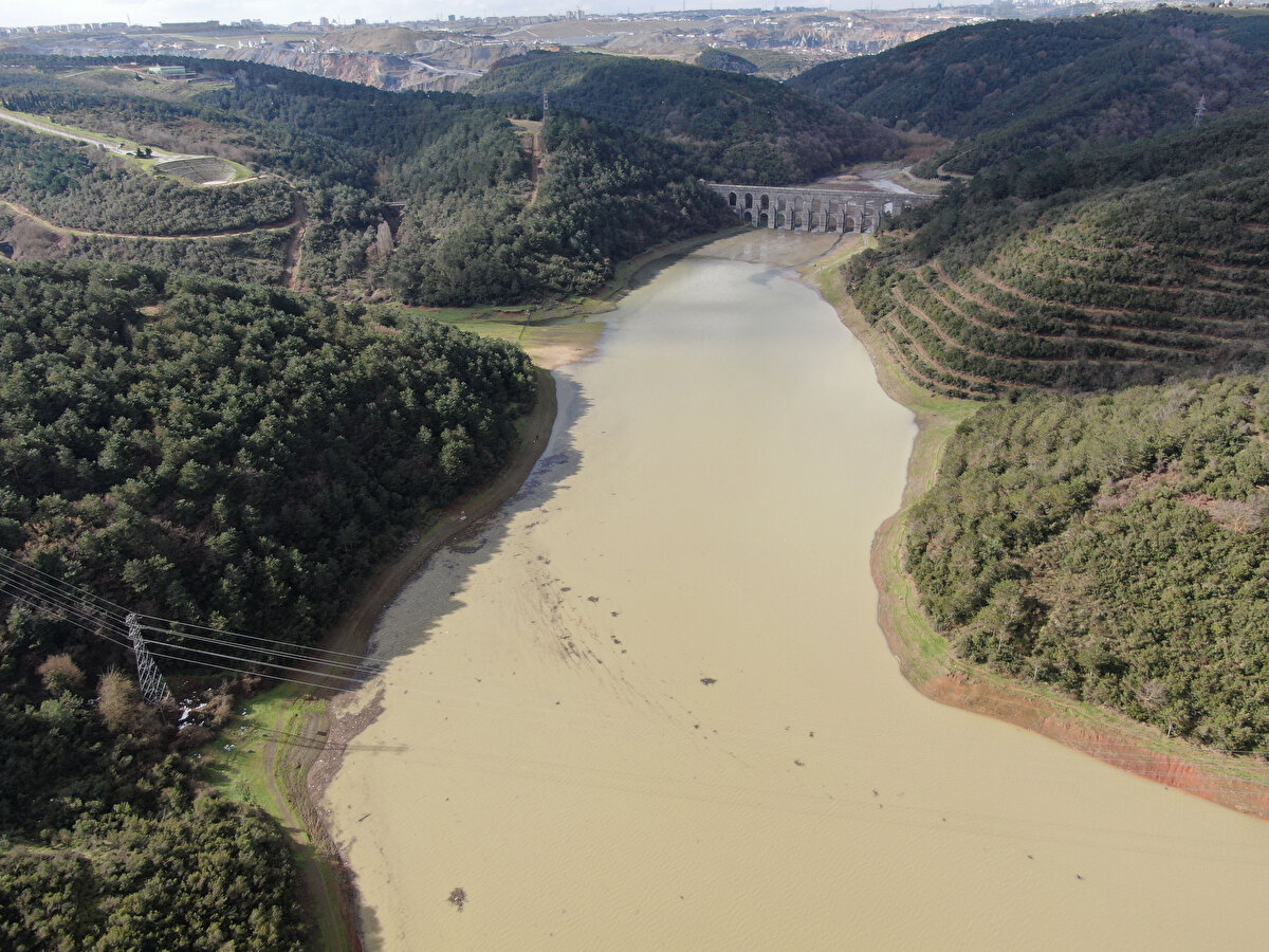 Doluluk oranın hızla yükseldiği ve bugün yüzde 53'e kadar çıktığı Alibeyköy Barajı'nda suyun rengi kahverengine döndü.<br><br>