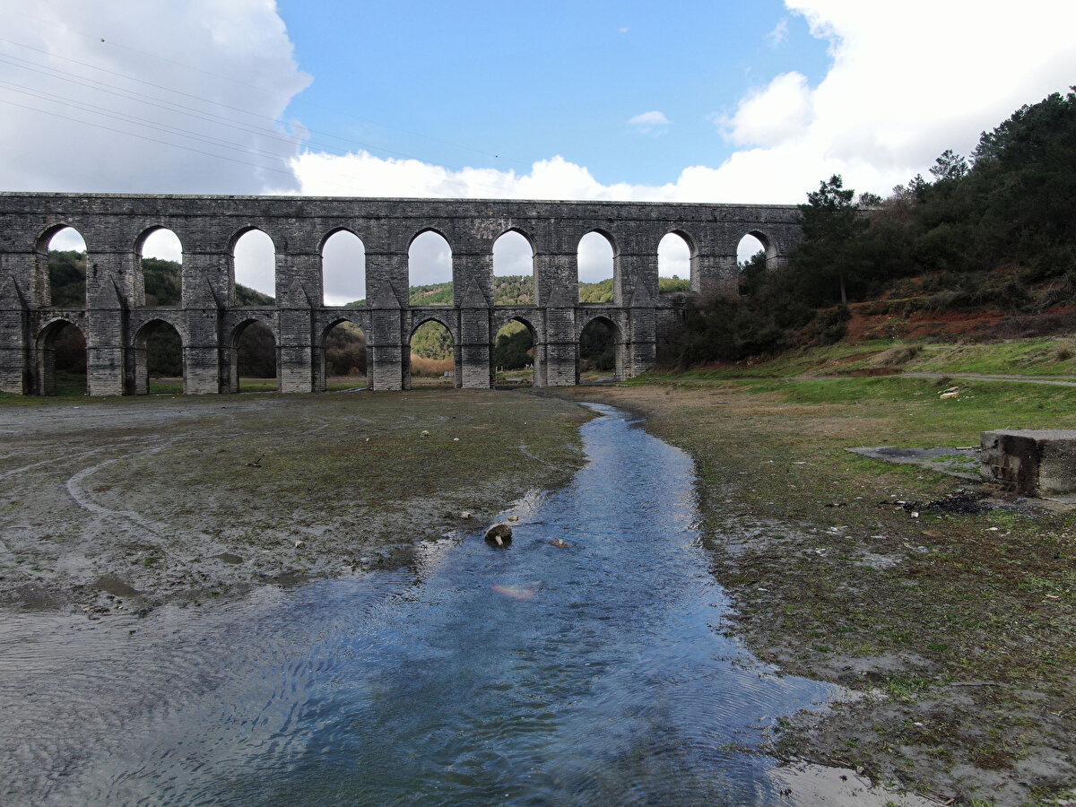 Ulaşımda büyük sıkıntılara neden olan kar yağışlarıyla birlikte İstanbul'u besleyen baraj göllerinin çevresi beyaz örtünün hızla erimesi baraj göllerini besleyen dereleri adeta coşturdu. <br><br>