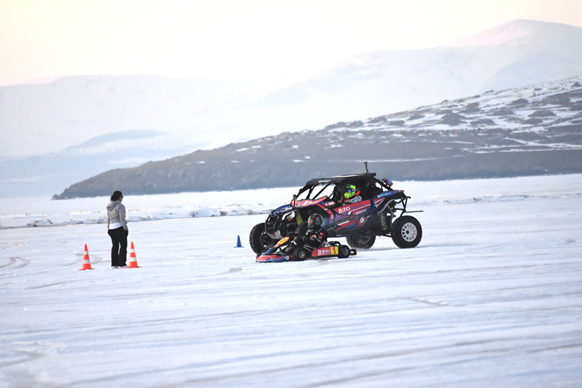 Bölgedeki bir otomotiv şirketi de Kars, Ardahan sınırlarında bulunan buzla kaplı Çıldır Gölü'nde sıra dışı bir etkinlik gerçekleştirdi. 