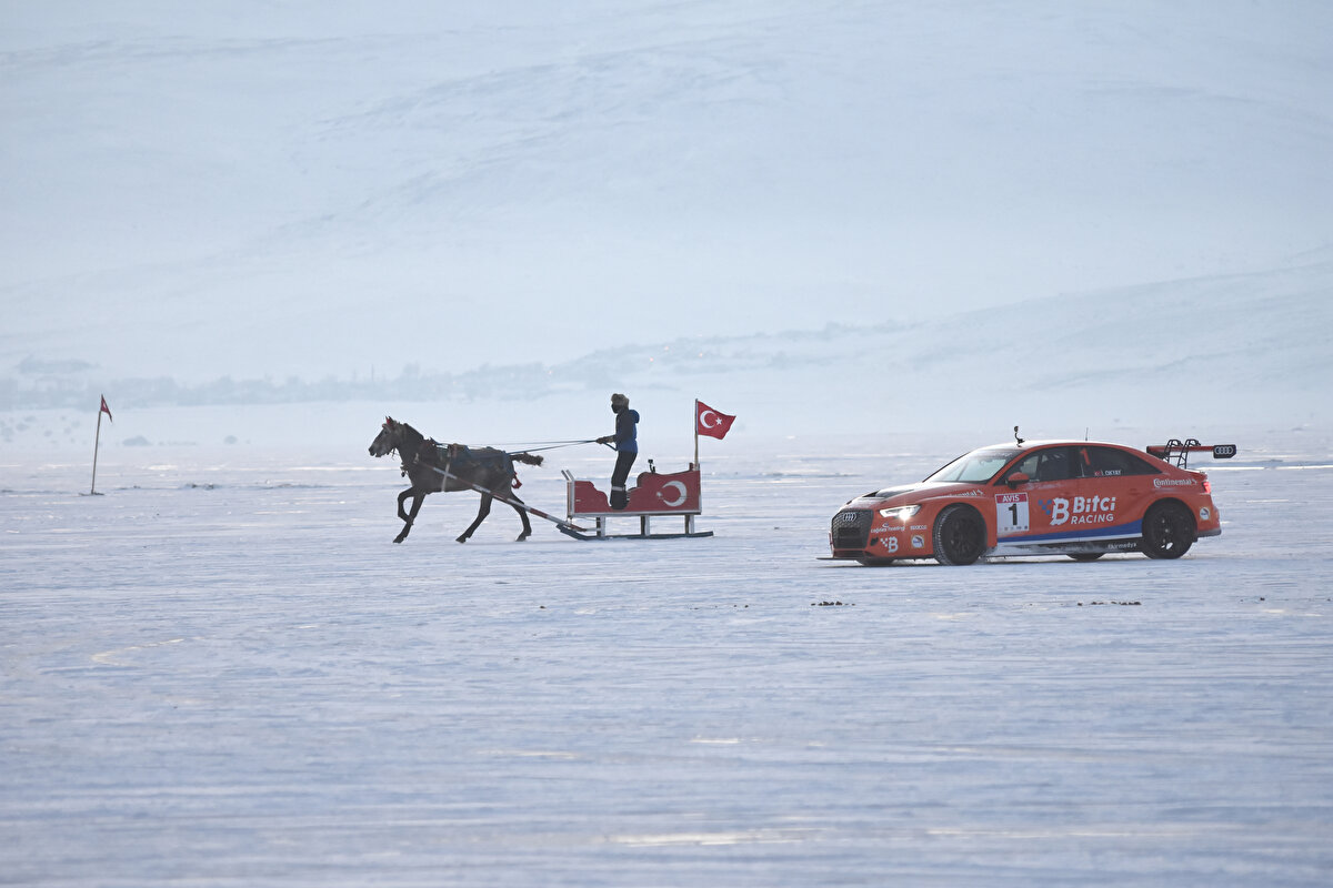 Pilotlar Turgut Konukoğlu, Ertan Nacaroğlu, Zekai Özen'in kullandığı özel lastik takılı araçlar ile Sinan Daşdemir'in sürdüğü "Star" adlı kızak bağlanan at, başlangıç çizgisi üzerinde dizildi.<br><br>
