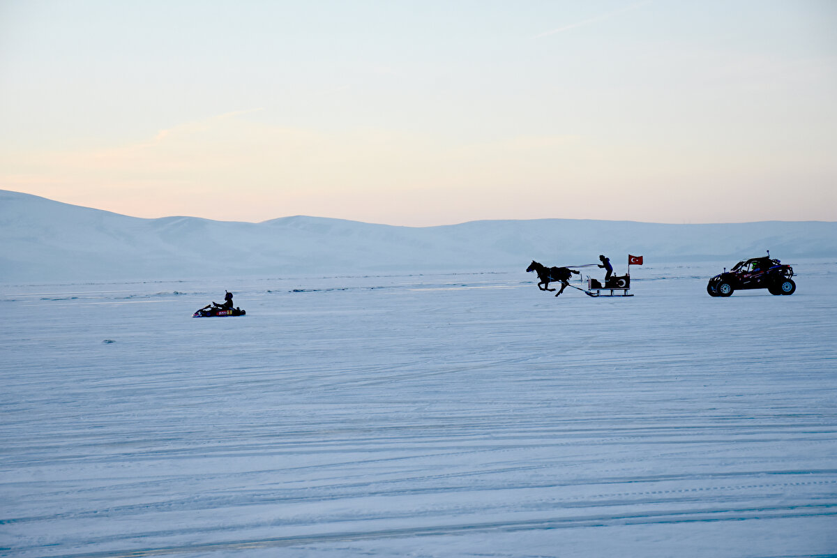 Çıldır Gölü'nde uzun yıllardan beri eğitim düzenlediklerini söyleyen sürüş eğitmeni milli sporcu İbrahim Okyay, donmuş gölde yapılan buz üstü sürüşün, en güvenli ve en öğretici eğitim olarak kabul edildiğini belirtti:<br><br>