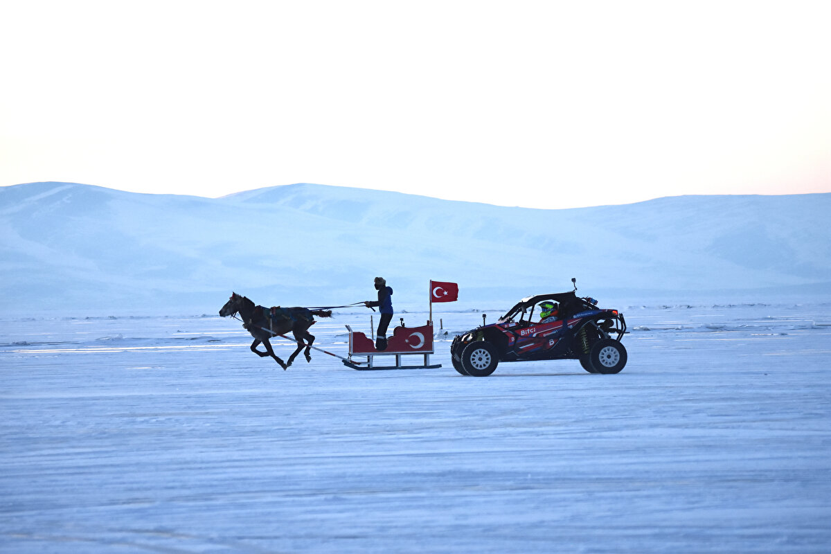 Verilen işaretle kalkışa geçen araçlar, 200 metrelik parkurda son hız ilerledi ve bitiş çizgisini karting aracı 1, atlı kızak 2, off-road aracı 3, otomobil ise 4'üncü sırada tamamladı. Temsili yarışı izleyenler heyecanlı anlar yaşadı.<br><br>