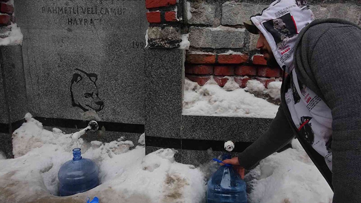 Uludağ'da oteller bölgesinde çeşmeden su doldurmak isteyen vatandaşlar dondurucu soğukta saatlerce sıra bekliyor.<br><br>