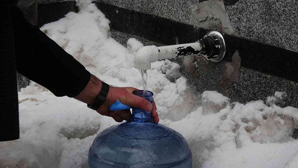 Bu suyun kalitesini bildikleri için su doldurmaya geldiklerini ifade eden vatandaşlar, "Oteller bölgesinde bulunan Ayı çeşmesinin suyu çok kaliteli. Bu suyun lezzetini alan vazgeçemiyor. Burası şehir merkezine 30 kilometre uzaklıkta, buraya gelip su dolduruyoruz. Uludağ'da kar var, hava sıcaklığı da 5-10 derece arasında değişiyor. Dondurucu bir soğuk var, buna rağmen üşüsek de su dolduruyoruz" dedi.<br><br>
