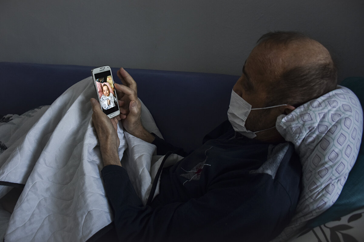 Kayasan, lösemi sonrası toparlanma aşamasında kendisini izolasyona almasına karşın yeni tip koronavirüse (Kovid-19) yakalandı ve nefes darlığı, yürüme güçlüğü, görme kaybı, iştahsızlık gibi şikayetlerle kaldırıldığı hastanede uzun süre tedavi gördü.<br><br>