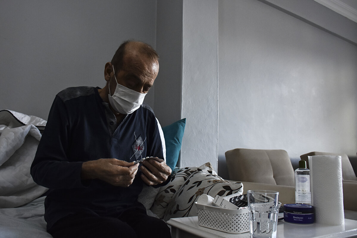 Yaşadığı zorlu süreci AA muhabirine anlatan Kayasan, lösemi rahatsızlığı sebebiyle de hastalığı ağır geçirdiğini belirterek, "Özel bir durumum da olduğu için hastanedeki bütün birimlerdeki doktor ve sağlık çalışanları benimle çok yakından ilgilendi. 14 aydır beni ayakta tutmak için her şeyi denediler. Plazma kan verdiler, bağışıklık sistemini güçlendirici her şeyi denediler." diye konuştu.<br><br>