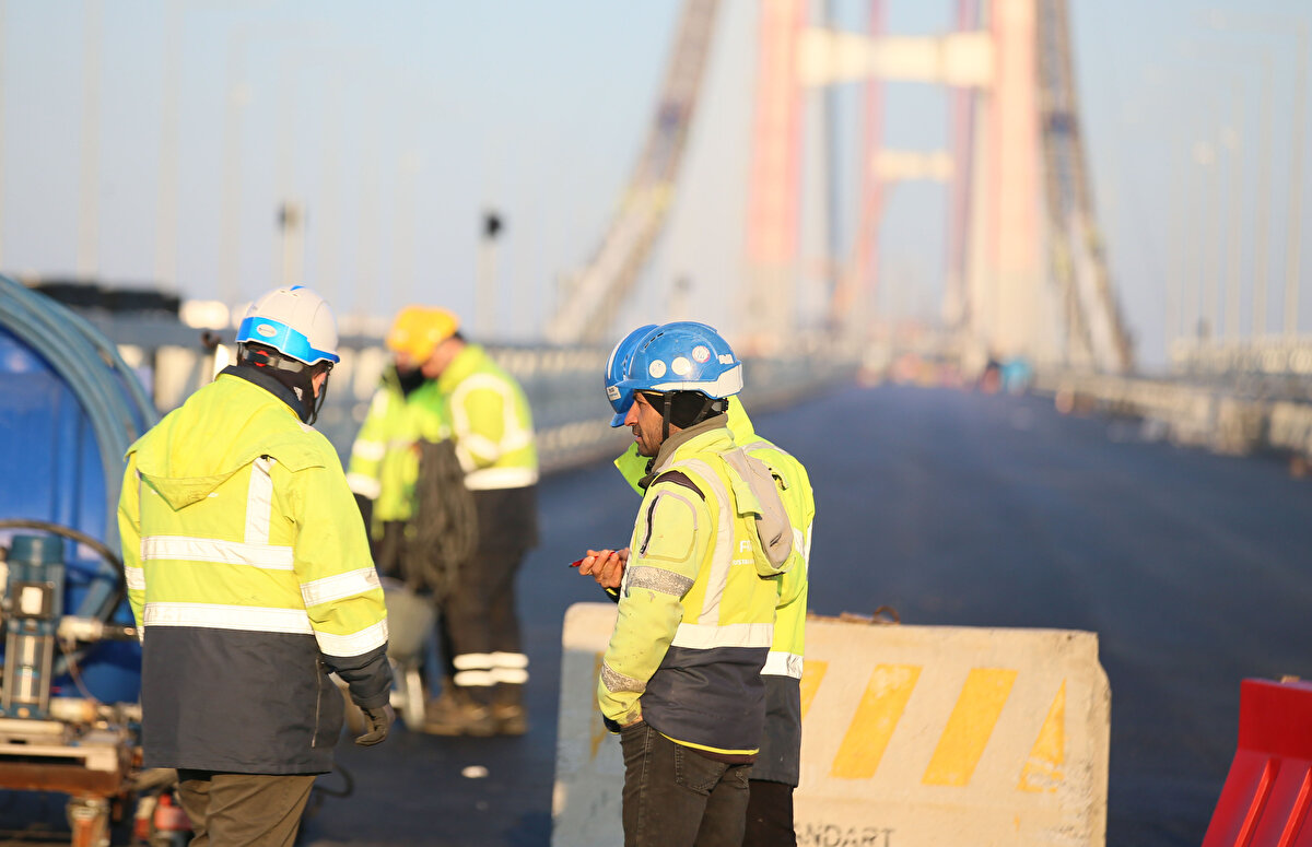 "Tarihe geçecek"<br><br>Ulaştırma ve Altyapı Bakanı Adil Karaismailoğlu, 1915 Çanakkale Köprüsü'nde çalışmalarda sona yaklaşıldığını belirtti.<br><br>"Çanakkale'nin gerdanlığına kavuşmasına sayılı günler kaldı." ifadesini kullanan Karaismailoğlu, proje tamamlandığında köprünün, "dünyada 2 bin metre orta açıklığın üzerinde ikiz tabliye olarak dizayn ve inşa edilen ilk köprü" olarak tarihe geçeceğini aktardı.<br><br>1915 Çanakkale Köprüsü'nün, Seyit Onbaşı mermi figürleriyle 334 metreye ulaşan kule yüksekliğiyle "dünyanın en yüksek kulelerine sahip asma köprüsü" olacağına işaret eden Karaismailoğlu, şöyle devam etti:<br><br>"Çanakkale Boğazı'nın yakut gerdanlık gibi taşıyacağı köprümüz, milli bağımsızlık bayrağını taşıyan, dünyayla rekabet eden yeni Türkiye'nin en güzel, en doğru eserlerinden biri olacak. 1915 Çanakkale Köprüsü ulaşım, ticaret ve kalkınma hedeflerine hizmet eden bir proje olmanın çok ötesindedir. Bu eser, aziz şehitlerimizin hatırasını da bağrında taşıyan eşsiz bir abide; destan yazan ecdadımıza bir armağan olacak."