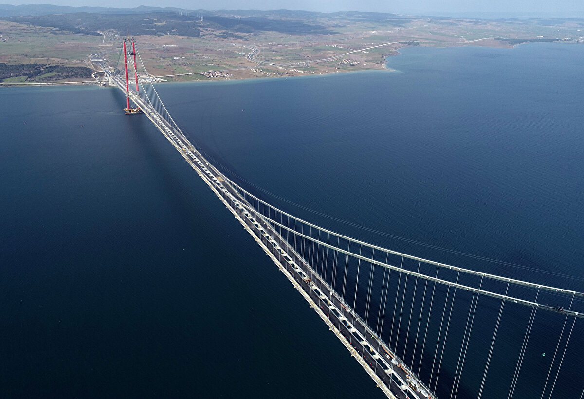 Proje kapsamında bir asma köprü, iki yaklaşım viyadüğü, iki betonarme viyadük, 6 alt geçit köprüsü, 6 hidrolik köprü, 43 üst geçit, 40 alt geçit, çeşitli ebatlarda 236 menfez, 12 kavşak, 4 otoyol hizmet tesisi, iki bakım işletme merkezi ve 5 ücret toplama istasyonu inşa edildi.<br><br>