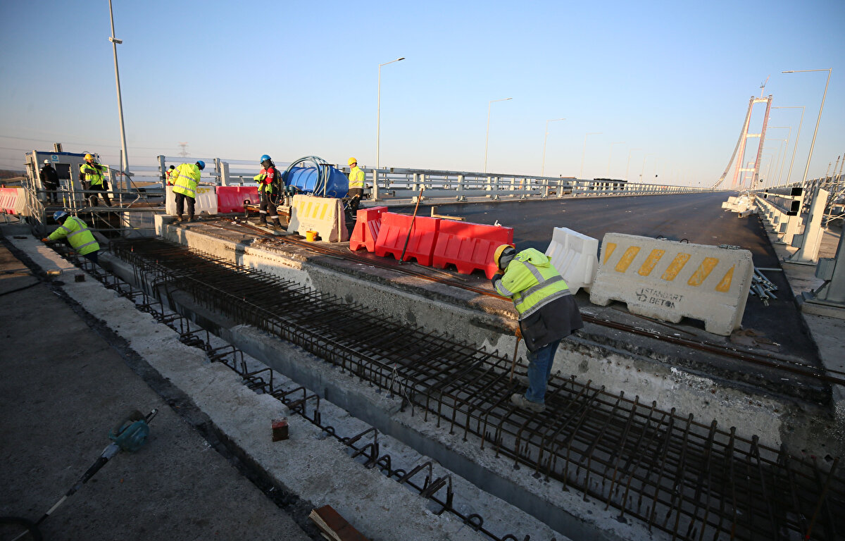 Boğazın, "gerdanlığına" kavuşmasına sayılı günler kala köprüde son çalışmalar yapılıyor.<br><br>Kınalı-Tekirdağ-Çanakkale-Savaştepe Otoyol Projesi kapsamında yer alan Malkara-Çanakkale otoyol kesimi yap-işlet-devret projesi 89 kilometre otoyol, 12 kilometre bağlantı yolu olmak üzere toplam 101 kilometre uzunluğunda bulunuyor.<br><br>Proje, Malkara yerleşiminin güneyinden Şarköy ilçesinin batısından geçtikten sonra güneybatıya yönelerek Sütlüce-Şekerkaya mevkileri arasındaki 1915 Çanakkale Köprüsü ile Lapseki ilçesinin Şekerkaya mevkisine ulaşacak.
