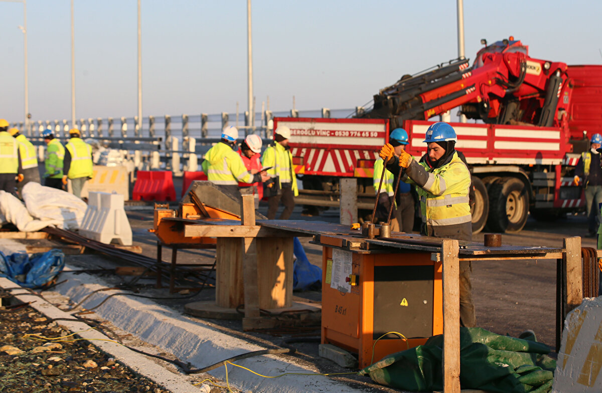 Gelecekte görmeyi hedefledikleri "Türkiye" fotoğrafını daha da netleştirdiklerini vurgulayan Karaismailoğlu, şu değerlendirmelerde bulundu:<br><br>"Bütünsel kalkınma odaklı mobilite, dijitalleşme ve lojistik dinamikleriyle şekillenen, yeni, etkin ve dünyayı coğrafyamıza entegre etmeyi hedefleyen iddialı bir sürecimiz var ve bu süreci ulaşımın her modunda başarıyla yönetiyoruz. 1915 Çanakkale Köprüsü hem bölgesinin hem de Türkiye'nin kalkınmasına ciddi faydalar sağlayacak."<br><br>