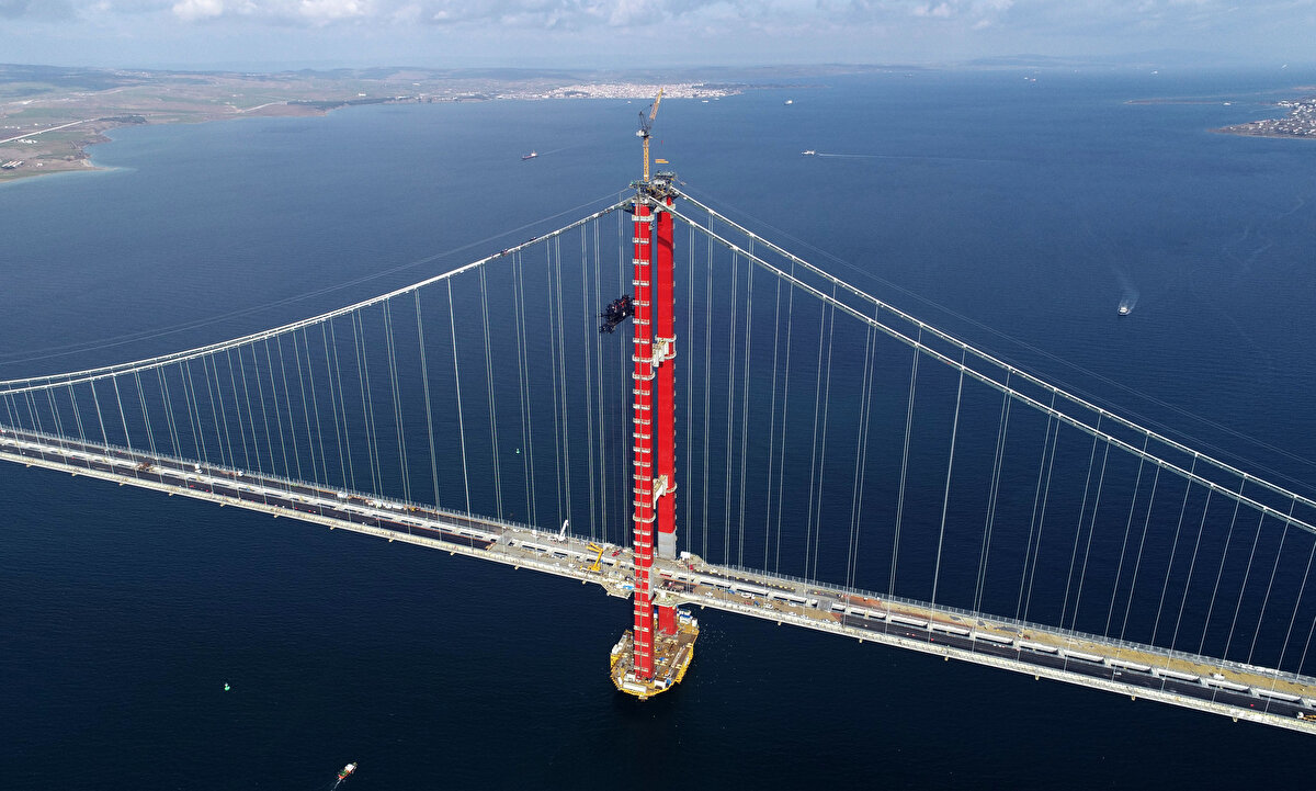 1915 Çanakkale Köprüsü'nün de bulunduğu otoyol tamamlandığında İstanbul'u Çanakkale'ye, sonrasında da Kuzey Ege'ye bağlayacak Türkiye'nin en prestijli projelerinden biri hayata geçirilmiş olacak.<br><br>