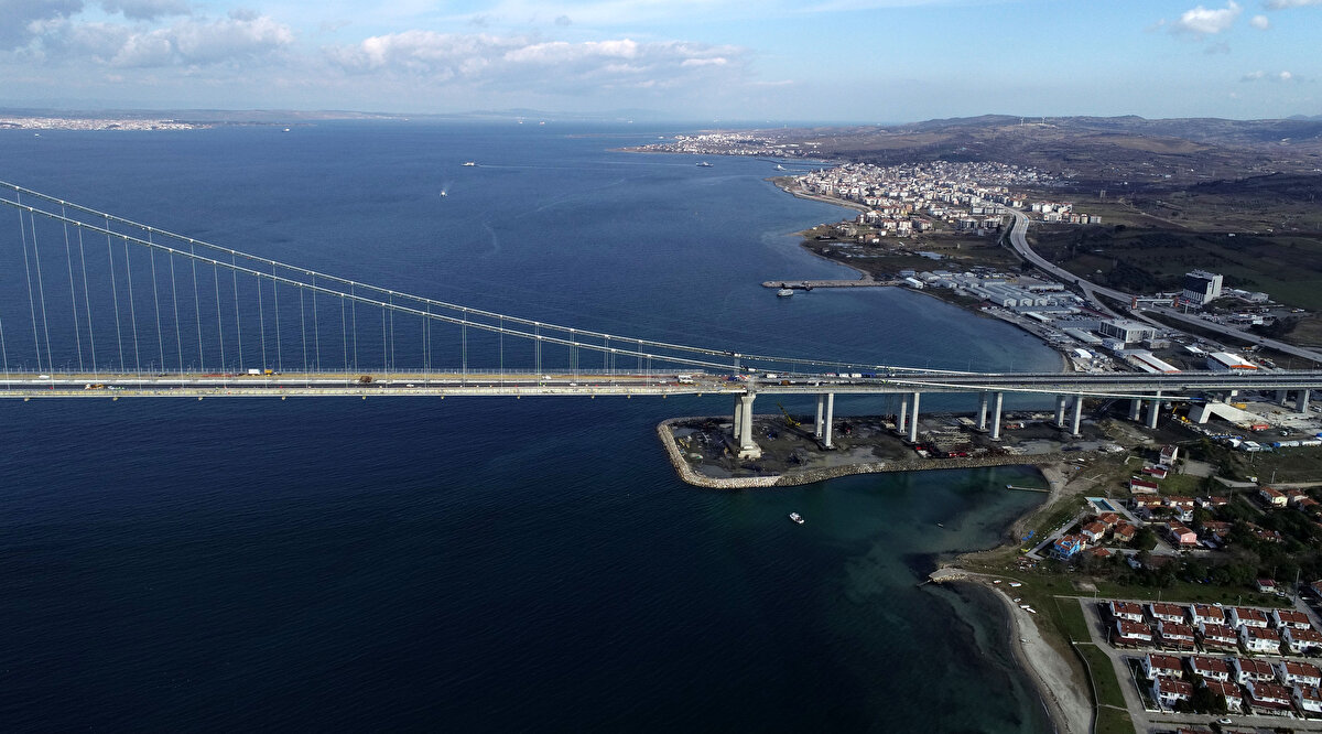 "Çanakkale Boğazı'nın gerdanlığı" olarak nitelendirilen proje için Asya yakasında bulunan Lapseki Şekerkaya ile Avrupa yakasında yer alan Gelibolu Sütlüce mevkilerindeki şantiyelerde Ulaştırma ve Altyapı Bakanlığı Karayolları Genel Müdürlüğü görevlilerinin yanı sıra 559'u mühendis 4 bin 62 personel ile 550 iş makinesi çalışıyor.<br><br>