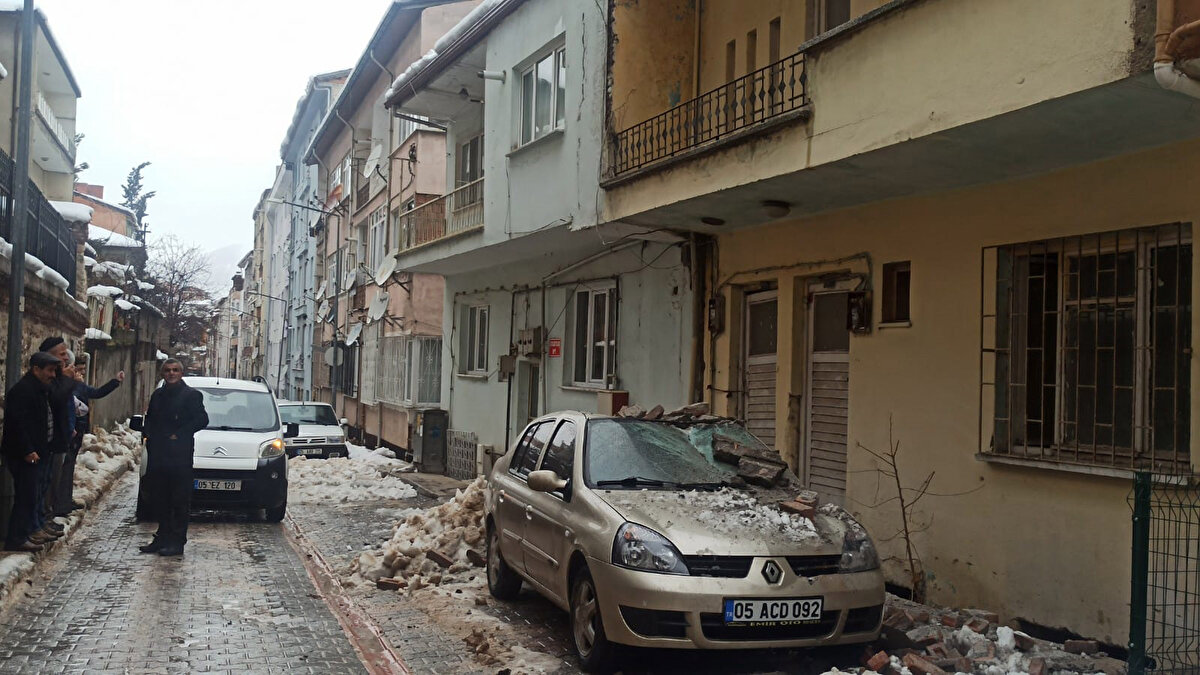 Parası yetmediği için kasko yaptıramayan Havza, şikayetçi olduğu bina sahibinden masrafının karşılanmasını istedi.