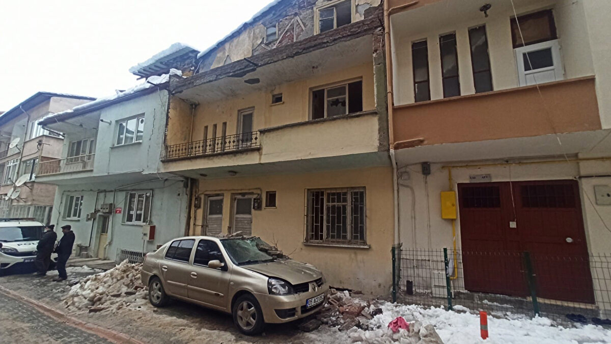 Olayı anlatan Mehmet Havza, "Gürültüye dışarı çıktığımda aracımın üzerine yukarıdan evin balkonunun uçtuğunu gördüm. Bilmiyorum, ne yapacağım. Aracımı yeni almıştım, 1 hafta olmuştu. Ev sahibinin umursamazlığından dolayı balkon yıkıldı daha önceden de dilekçelerimiz mevcut. 'Bu bina yıkılsın yoksa etrafa zarar verecek' dedik. Sahip çıkan olmadı. Bu zararımın karşılanıp, gereğinin yapılmasını istiyorum" dedi.  <br>