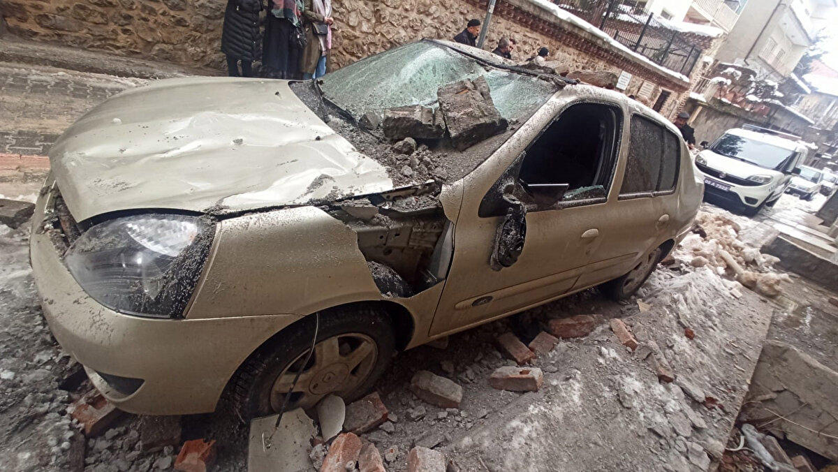 Havza'nın birkaç kez kullandığı otomobilin üzerine, önüne park ettiği metruk binanın balkonu çöktü. Otomobilde büyük hasar oluştu.