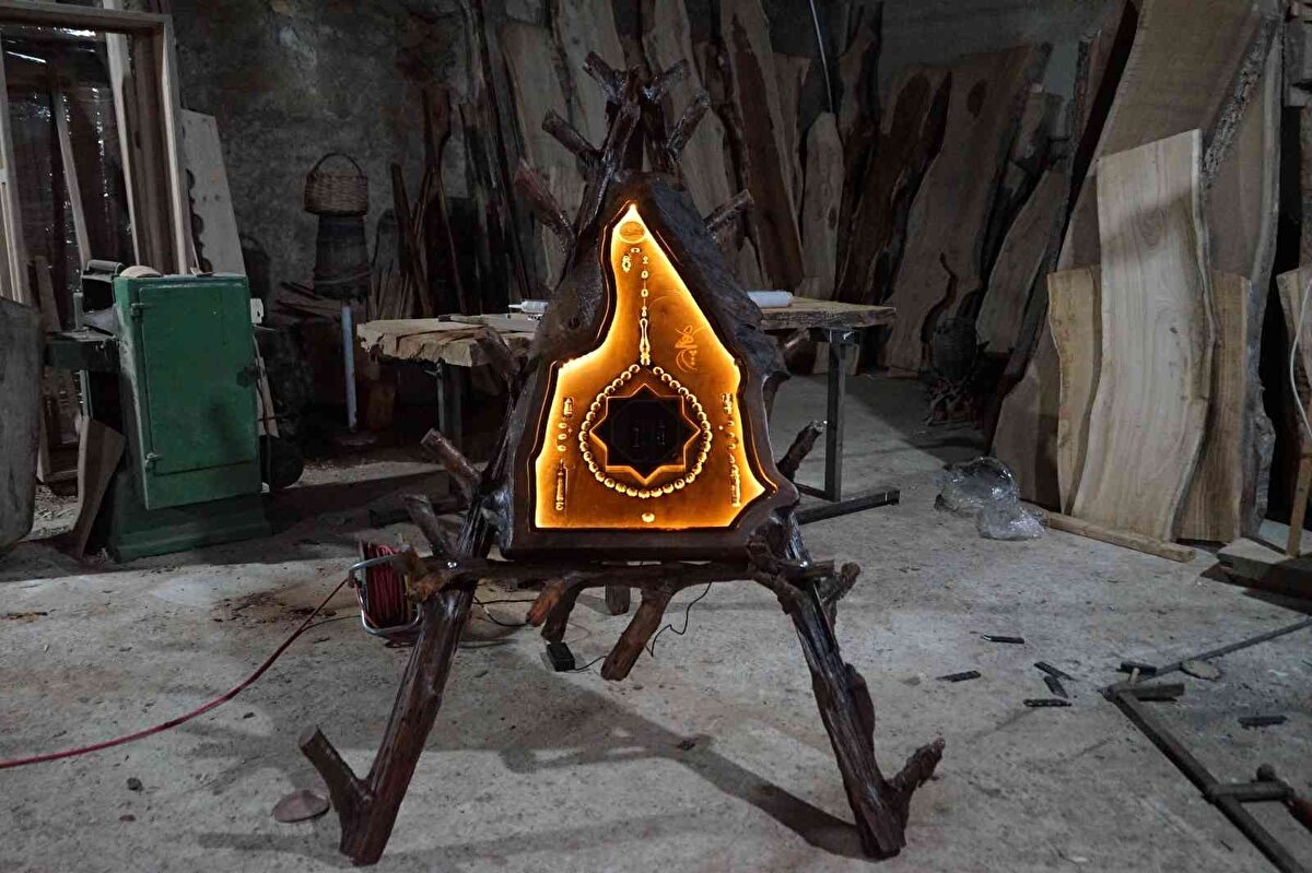 Ortada bulunan imame takımımızda ise Türkiye'de sayılı ustanın yaptığı iç boşaltma sanatı, tespihte yapılıyor bu sanat. Tespih tek parça halinde ahşabın içerisi boşaltılarak yapılıyor ve görüldüğü üzere içerisinde bir tane happe var, normal şartlarda o happenin oraya girmesi imkansız ama Türkiye'deki sanatkar ustalarımız maharetleriyle bu şekilde bir tasarım yaptılar. Tespihimizin muhafaza kutusu cevizdir. Ceviz ahşap sanatında önemli bir yere sahiptir. Aynı şekilde şövalyemizde bir ağacın fosilidir. Yerin altından çıkardığımız bir fosildir" şeklinde konuştu.<br>