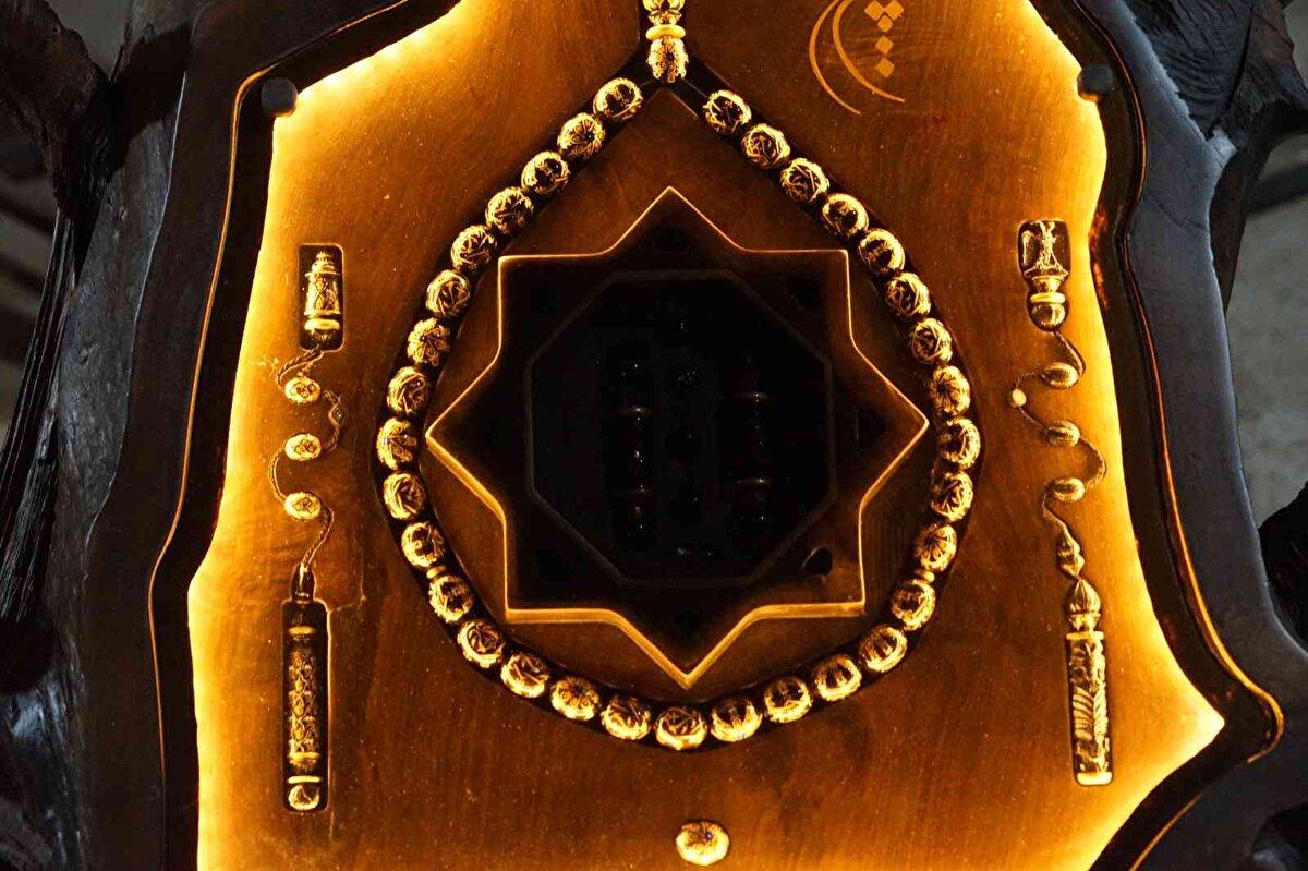 Her bir habbesi 22x27 milimetre olmak üzere sistemi ile birlikte toplam uzunluğu 90 santimetreyi bulan tespih görenleri kendine hayran bıraktı.