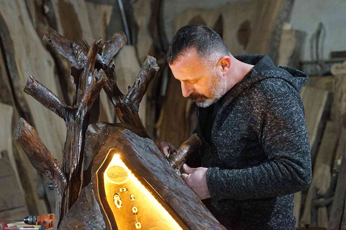 Tespihin Temmuz ayında projelendirilmesine başladıklarını ve AR-GE çalışmalarını yaptıklarını anlatan Yusuf Ekşioğlu, “30 Ağustos tarihinde ise tespihin yapımı için çalışmalara başladık. Türkiye'de bu şekilde bir sunum ile ilk yapılan bir tespih. Tespihimiz 33 happeden oluşuyor. Klasik tarz bir imameye sahip. Üzerinde 23 ayar kırmızı altınla tezhip yapıldı.