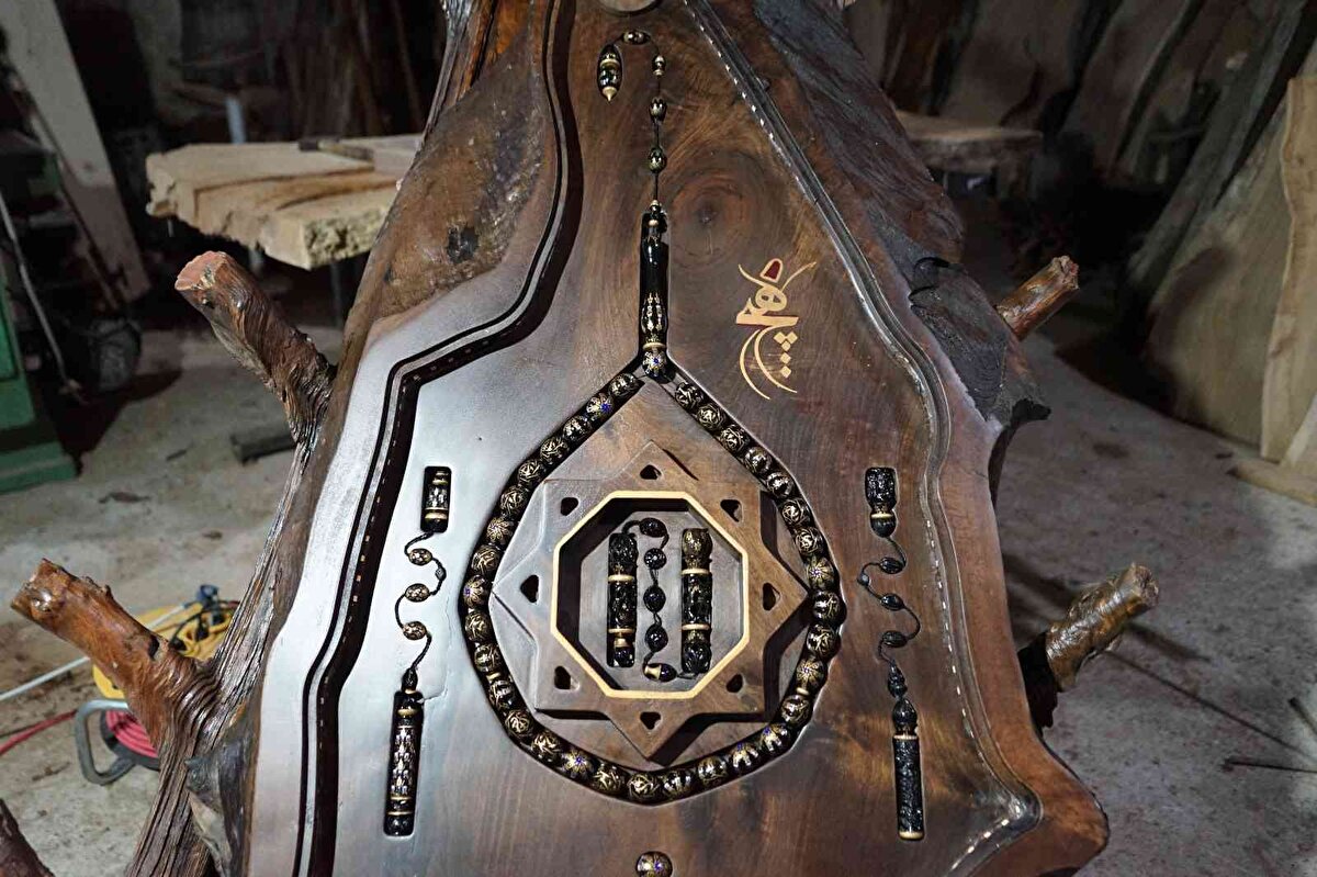 Uzun zamandır tespihlere ilgi duyduğunu anlatan tespih sanatçısı ve koleksiyoncu Yusuf Ekşioğlu, “6 yıldır kadarda kendime has küçük bir koleksiyon oluşturdum. Gün geçtikçe de bu koleksiyon çoğaldı. Lakin baktığımız zaman ve piyasada ustaların çalışmasını gördüğümde hep standart bir kalıp üzerinden ilerleniyor. Ne yapılabilir diye düşündüm ve böyle bir proje aklıma geldi.