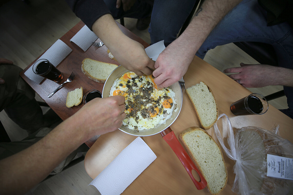 Uzun yıllar İstanbul'da özel bir hastanede fizik tedavi uzmanı olarak görev yaptığını anlatan Arslan, hobi olarak başladığı mantar toplayıcılığını meslek haline getirerek 10 yıl önce asıl işinden istifa ettiğini aktardı.<br><br>