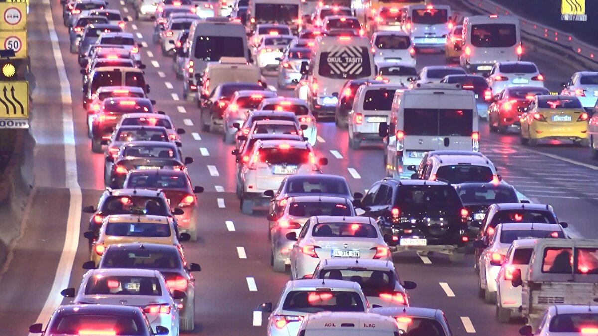 Sürücüler, yoğunluk nedeniyle ilerlemekte güçlük çekti. Trafik zaman zaman durma noktasına geldi.