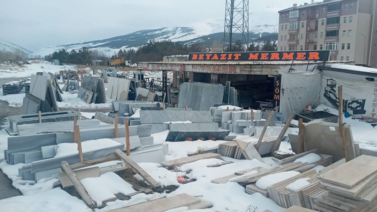 Sigortalı işçi bulmanın eski dönemlere nazaran daha zor olduğunun altını çizen Beyazıt, “Önceden herkes sigortam olsun da varsın maaşım olmasın derdi şimdi sigorta yapıyoruz, yeme-içme iş yerine ait, üstüne bir de asgari ücretten fazla 6 bin ila 7 bin arasında değişen maaş veriyoruz yine de kimseyi bulup çalıştıramıyoruz" şeklinde konuştu.<br><br>Çalışmak isteyen kişilerin iş bilmelerinin önemi olmadığına değinen Beyazıt, “Bizimle çalışacak kişilerin iş bilip bilmemesi önemli değil, bizim için bir önem arz etmiyor. Bu kişileri biz yetiştirebiliriz yetiştirme esnasında da asgari ücret veriyoruz, yaklaşık 5-6 ay süre zarfında işi öğrenmiş oluyor. Ama çokça aramıza rağmen, sosyal medya üzerinden yazmamıza rağmen bir türlü eleman sıkıntımızı gideremedik" dedi. Ortaöğretimden sonra ailelerin çocuklarını sanat okullarına yönlendirmesi çağrısında bulunan Beyazıt, “Çok geç olmadan aileler çocuklarını sanat okullarına, bizlere yönlendirirlerse biz bu gençleri hem yetiştiririz hem de ekonomiye katkılarını sağlarız. Çocuklarımız işsiz kalmasın, bu vesileyle devletten yüklerini azaltmış oluruz" diye konuştu.<br><br>Teknolojinin gelişmesiyle birlikte mermercilik, taşcılık gibi beden gücü gerektiren işlerin kolaylaştığına vurgu yapan Beyazıt, "İnsanlar istiyor ki masa başı bir işimiz olsun, yorulmayalım ama emeksiz yemek olmaz. Mermer atölyesinde çalışır mısın dediğimde insanlar çekiniyor, korkuyor. Eskisi gibi sırtında mermerle 5-6 kat çıkmak yok, mermerleri yukarı taşıyan portatif cihazlarımız var hangi kata çıkacaksa oraya çıkarıyor, teknolojinin nimetleri bunlar, bu nimetleri kullanarak işleri kolaylaştırıyoruz. Gençler yeter ki çalışsın, ekmek parası kazansın. İş var, her işin bir zorluğu vardır muhakkak kolay iş yok" ifadelerine kullandı.