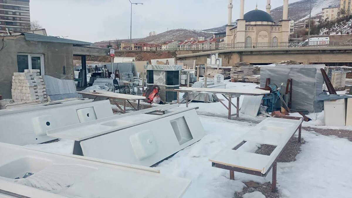 12-13 elemanla işlere yetişemediğini vurgulayan Beyazıt, “Yardımcı eleman bulma konusunda çok zorluklar yaşıyoruz, özellikle son 5 yıldır eleman bulamıyoruz. Yaz sezonunda bu sorun daha da yoğun bir şekilde devam ediyor. Şu anda yaklaşık olarak 12-13 civarında çalışanımız var yine de yetmiyor. Yazın biz bu sayıyı 20-30 kişiye çıkarmak istiyoruz ama çalışan yok" ifadelerini kullandı.