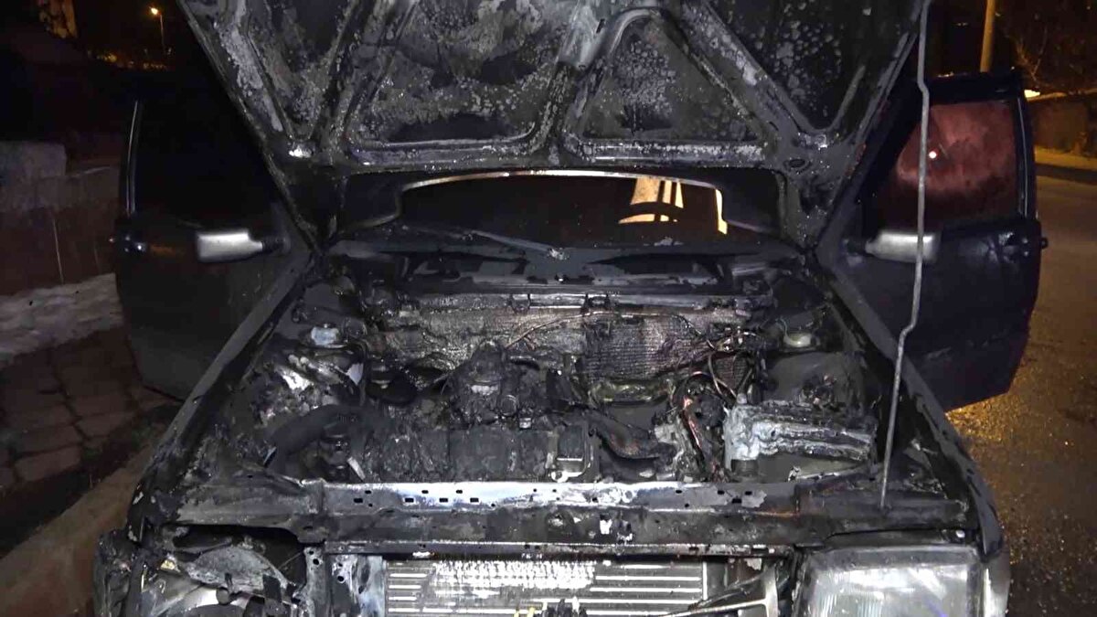 Kırıkkale Belediyesi İtfaiye Müdürlüğü ekipleri, otomobilde çıkan yangını kısa sürede söndürdü. Yangında otomobil kullanılamaz hale geldi. Yangına ilişkin inceleme başlatıldı.