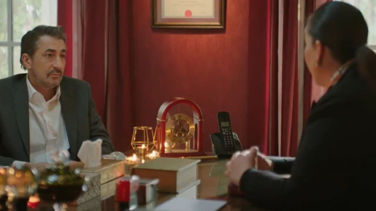 “Kırmızı Oda” dizisi verilen kısa aranın ardından yeniden başladı. OGM Pictures imzalı dizide tüm senaryo değişmiş ve geçen yıl çok izlenen Erkan Petekkaya’lı sahneler yeniden yazılmıştı.