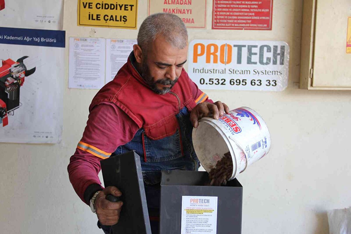 Sobanın aynı zamanda enerji tasarrufu da sağladığını belirten Çiçeklidağ, yakıt giderlerinin çok düşük olduğunu dile getirerek, klima, elektrik sobası, doğal gaz veya diğer katı yakıtlı sobalara göre birçok avantajı bulunduğunu söyledi. Çiçeklidağ, "Daha az emisyonludur, baca gazı çok düşüktür, doğayı kirletmez, komşulara zarar vermez, 'çamaşır kirlendi, kül geldi' gibi sorunlar olmaz, yakıt organik olduğu için zehirlenmeye neden olmaz. Biz geçen yıl 275 kilogram pelet yakıtıyla bir kışı bitirdik. Bir tonu 900 liraydı, 300 lirayla biz bir kışı bitirdik Mersin'de. Bu sene 10 torba yakarız dedik, henüz daha üçüncü torbayı açtık, üç torbamız daha var, kış bitecek bir ay sonra. 10 torba 250 kilogram, tonunu 2 bin liradan hesaplarsak 500 lira. Bu Mersin için geçerli tabi ama Doğu, Güneydoğu gibi bölgelerde saatte maksimum tüketeceği 1,2-1,5 kilogram civarında yakıt. Enerji tasarrufu için birebir. Eğer katı yakıtlı soba kullanıyorlarsa pelet sobası alternatif değil, en büyük çözüm" şeklinde konuştu.<br><br>