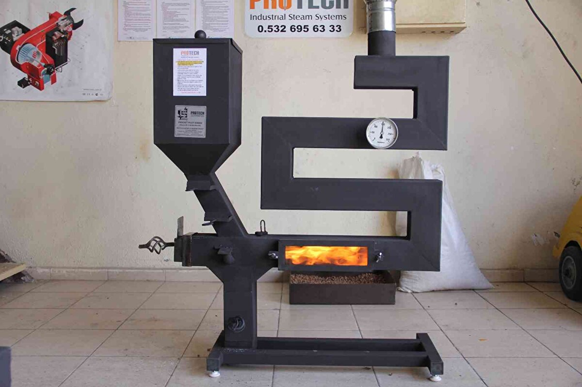 Sanayi sitesindeki iş yerinde 2 yıl boyunca üzerinde çalıştığı sobanın özelliklerini anlatan Çiçeklidağ, fikrin kömür sobasının zahmetinden ve maliyetinden bıkması üzerine yaptığı araştırmayla ortaya çıktığını söyledi. Evinde yıllarca katı yakıtlı soba kullandığını belirten Çiçeklidağ, "500 kilogram kömür, 300-400 kilogram da tahta yakıyorduk. Kömürlü sobalarda tütme vardı, perdeler karardı. Ayrıca yakıt maliyetleri, kovayı her gün değiştirme, yağmur altında çöpe gidip külünü dökme gibi zahmetleri vardı. Baktık internette yurt dışı uygulamalarda tasarruflu cihazlar var; pelet sobasını internette görünce 'bundan yapalım' dedik ve yaptık. Pelet sobasıyla 275 kilogram yakıtla kışı bitirdik" dedi.