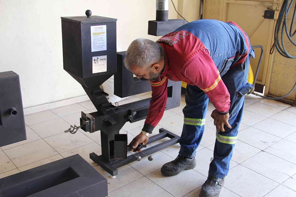 Sobayı kendisinin icat etmediğini, piyasada bulunduğunu, ancak kendi tasarımlarını eklediğini anlatan Çiçeklidağ, "Fakat şu an bizim oluşturduğumuz tasarım ve yakma sistemi sadece bize özgü. Kül yeri, üç kademeli yanma sistemi var içerisinde. Birinci kademede yakıt çok hızlı bir şekilde dökülüyor, ikinci kademede dökülen yakıt yanmasını tamamlıyor, üçüncü bölümde köz halinde tamamen küle dönüşerek yanmayı sürdürüyor. Biz onun ısısından da istifade etmeyi başardık. Yakıt tüketimi 1,2-1,5 kilogram civarında ama 500 grama kadar düşürebilirsiniz. Bu iç mekandaki hava kalitesine, oksijen oranına, coğrafi konuma göre değişiyor. Isıtma performansı, klasik sobalardan farksız, fakat diğer sobalarda alev bittiğinde sürekli olarak yakıtla beslemeye devam ediyorsunuz, bu arada kovanız doluyor, bir de o kovayı boşaltıp yeni kova koymak zorundasınız. Bu sobada o problem yok" ifadelerini kullandı.<br><br>