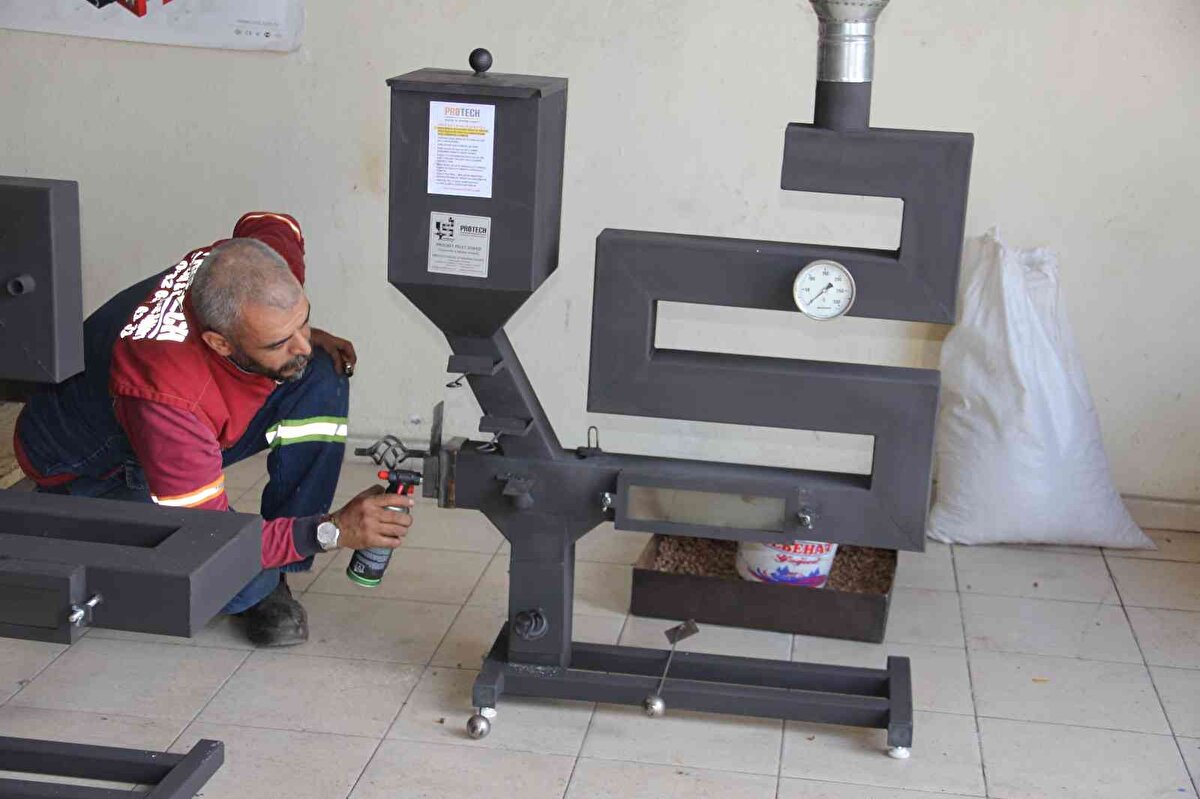 Sobaya kendi tasarımlarını da eklediğini dile getiren Çiçeklidağ, "İlk denememizde tam sonuç alamadık, fakat geliştirdikçe fark ettik ki, iç mekanda duman yok, kül yok, yakıt tasarrufu da iyi, artı sürekli stabil bir yanmayla bu işin çözüldüğünü anladık. Daha sonra kendi tasarımımıza da eklemeler yaptık, 'tütmeyi nasıl engelleriz, yakıtı daha tasarruflu nasıl kullanırız ve ısıtmayı sürekli hale nasıl getiririz' diyerek çalışmalarımızı yaptık ve bu sonuca ulaştık. İki yıl boyunca aralıklarla bunun üzerinde çalıştık, en son bu kış burada sadece alevi seyrettik. Artık sobayı tutturduk ama alevimizi tutturamadık, cam kirleniyordu, 'bunun önüne geçelim' dedik. Endüstriyelden aldığımız eğitimler ve tecrübeler neticesinde sobanın içinde optimum yanma ve lineer yanma dediğimiz olayı gerçekleştirmeyi başardık" diye konuştu.<br><br>