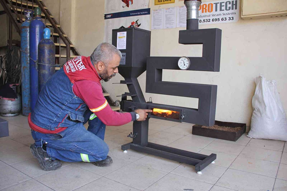 10 yıldır ısıtma sektörü içerisinde yer alan, endüstriyel buhar ve ısıtma kazanları ile doğal gaz ısı sistemleri üzerine çalışan 39 yaşındaki Muhammet Çiçeklidağ, pelet sobasına kendi tasarımlarını da ekleyerek, cep ve çevre dostu yeni bir soba üretti.