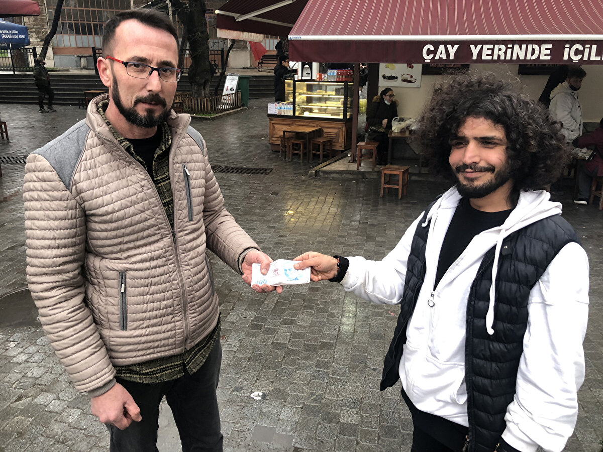 Osmangazi ilçesindeki bir çay ocağında çalışan garson Bayram Kaş, masada, bir müşterinin unuttuğu içerisinde 10 bin TL olan cüzdan buldu. Durumu patronuyla da paylaşan Kaş, polise haber verdi. Kaş, aynı zamanda sosyal medyadan da paylaşım yaparak da paranın sahibini aramaya başladı. Sosyal medyadaki paylaşımı gören Salih Babaç (47), parayı kaybeden arkadaşını arayarak haber verdi. Çay ocağına giden Babaç, Kaş'tan parayı teslim aldı. Parayı bulan Babaç, Bayram Kaş'a teşekkür etti.<br><br>