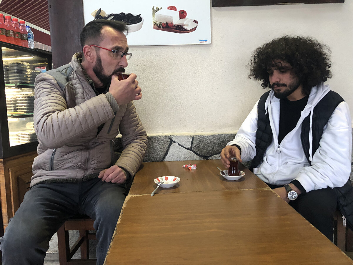 Arkadaşlar sağ olsun, sosyal medyadan ulaşmaya çalışmış bana. Geldim, cüzdanımı aldım. Çok mutlu oldum elbette. Maddiyattan çok manevi olarak çok mutluyum. Böyle genç arkadaşlara bu vatanın ihtiyacı var. Esnafım, bu yüzden cebimde yüklü nakit para oluyor. Bulamasaydım işlerim bir hafta aksayacaktı” dedi.<br><br>Çay ocağında çalışan Bayram Kaş, “Ağabeyler kahvaltıya geldi. Kahvaltıdan sonra telefonları çaldı kalkıp, gittiler. Masayı temizlerken cüzdanı buldum. Cüzdandan sadece kimliğini çıkarttım. Daha sonra sosyal medya ve emniyet üzerinden ulaşmaya çalıştım. Sosyal medyadan sahibini bulduk. Ortak arkadaşlarımızdan dolayı. Ağabey mutlu oldu parayı bulunca” dedi.<br><br><br><br>