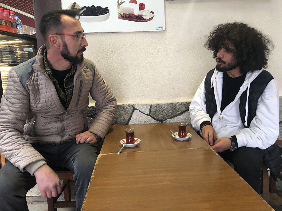 Telefon gelince masadan aceleyle kalktığını belirten Salih Babaç, “İş görüşmesi için her zaman geldiğimiz çay ocağına geldik. Aracımı bir deponun önüne park etmişim. Telefonum çaldı, aracımı çekmemi istediler. Ben de apar topar kalktım. Cüzdanımı burada unutmuşum, kaybettiğimin de farkında değildim. Bir arkadaşım aradı, cüzdanımın çay ocağında olduğunu söyledi.