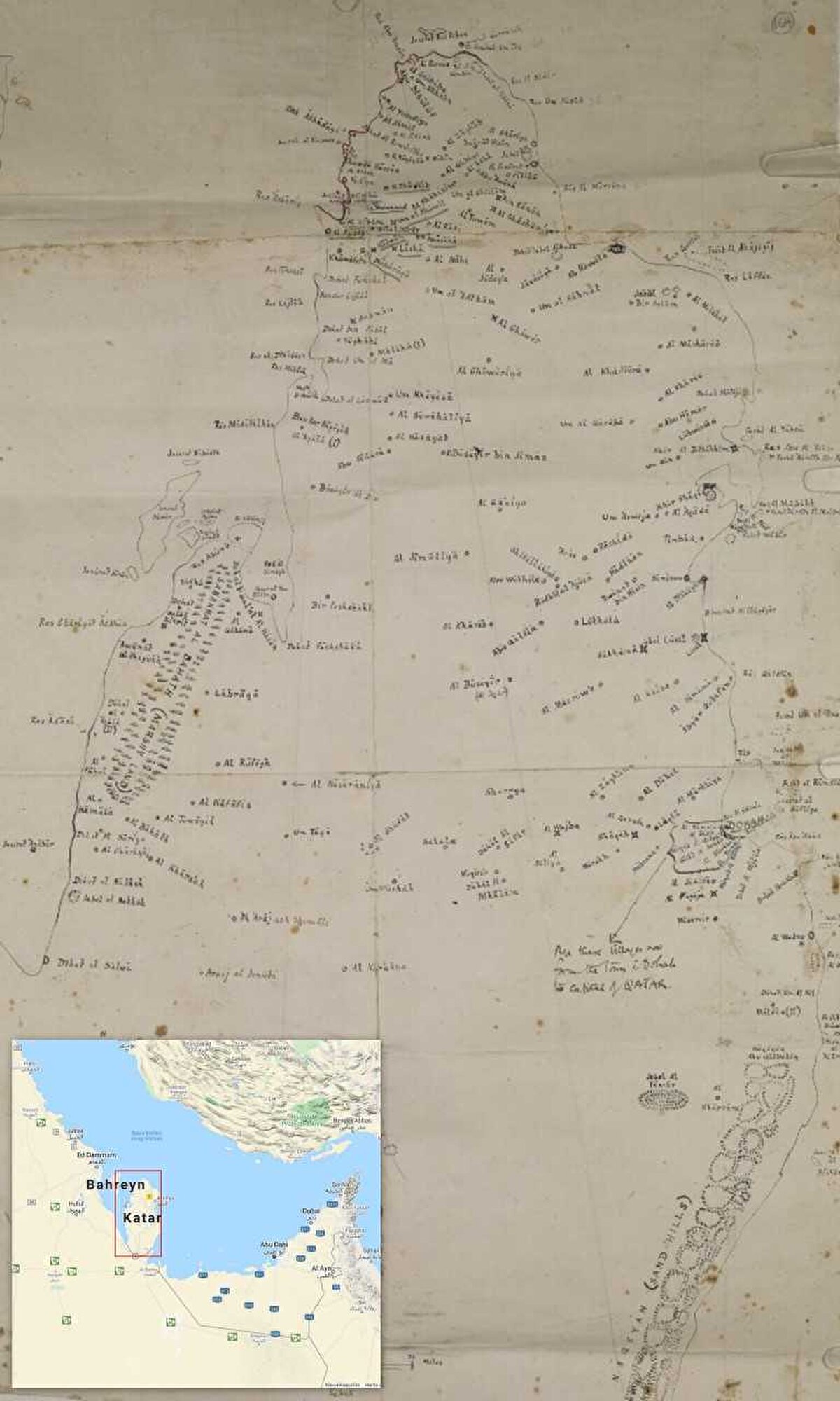 IORR151370’de kayıtlı “Zubarah” başlıklı dosya içerisinde yer alan bu çizim, Haziran ve Temmuz 1937'de Katar Şeyhi Abdullah bin Câsim Âl-i Sânî güçleri ile Âl-i Naîm kabilesi arasında meydana gelen çatışmalarla alakalı yazışmaları kapsamında veriliyor. Osmanlı arşivinde konuyla alakalı vesîkaları gördüğümüz üzere bu dönemde, Âl-i Naîm kabilesi, Zübâre’yi kendi topraklarının bir parçası olarak talep eden Bahreyn'in Âl-i Halîfe ailesiyle müttefikti. Zira bu aile, 1783'te Bahreyn'i ele geçirmesinden önce orada bulunuyor, dolayısıyla Zübâre’nin kendilerine ait olduğunu söylüyorlardı. İngilizler, Âl-i Halîfe’nin Zübâre üzerindeki iddiasını tanımamış ve bundan dolayı da herhangi bir müdahalede bulunmamışlardı. Çatışmalar Temmuz 1937'de sona ermiş ve Âl-i Naîm kabilesinin şefi olan Şeyh Râşid bin Muhammed, Âl-i Sânî’nin Zübâre üzerindeki egemenliğini tanımayı kabul etmişti. Belgeler arasında verilen bu çizim muhtemelen konuyla alakalı tamamlayıcı bir unsur olarak düşünülmüştü.